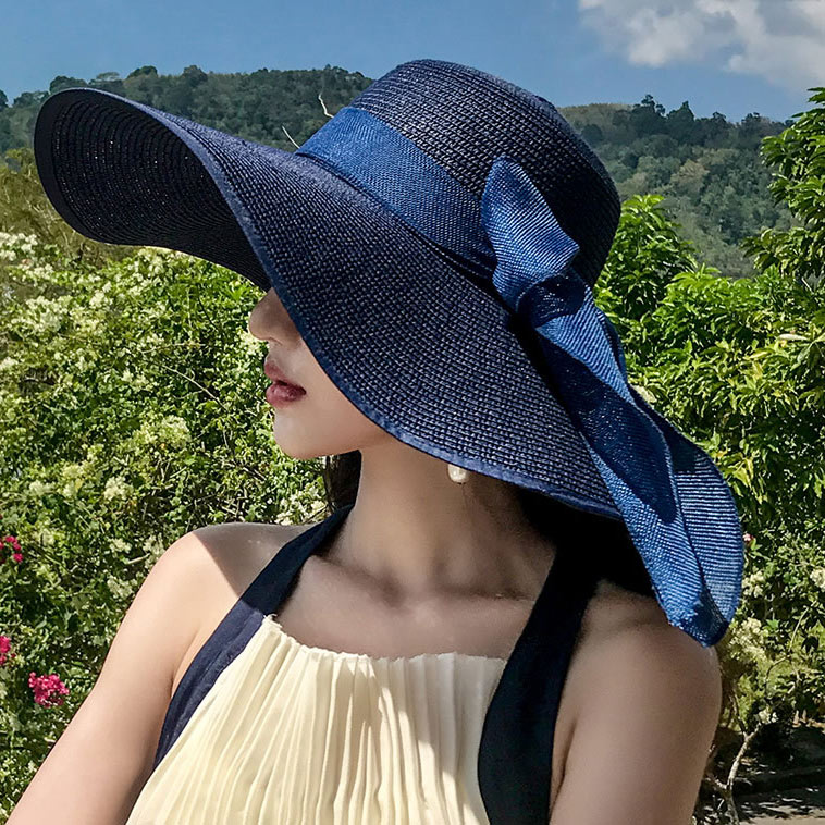 Chapeau à visière bleu marine avec détail en paille Bowknot