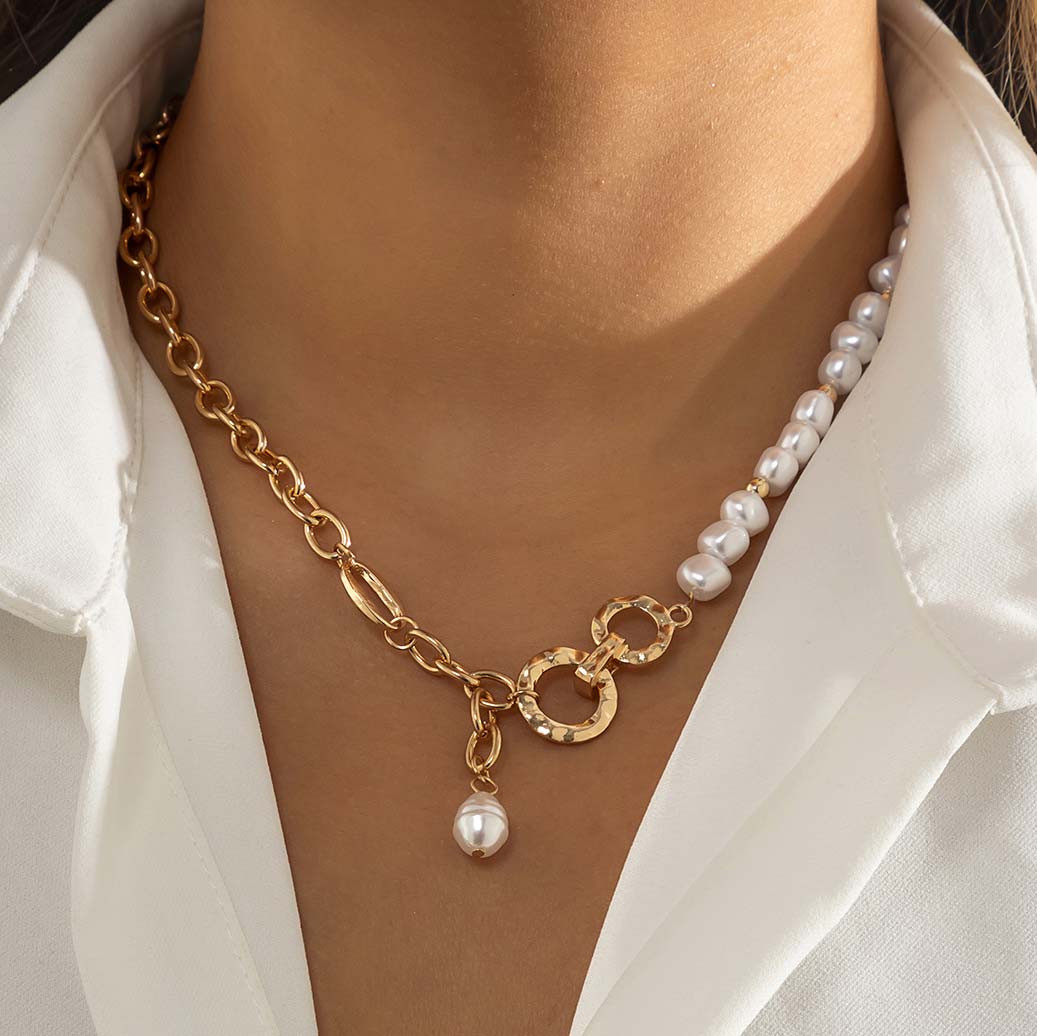Halskette aus goldenem Metall mit Perlendetail