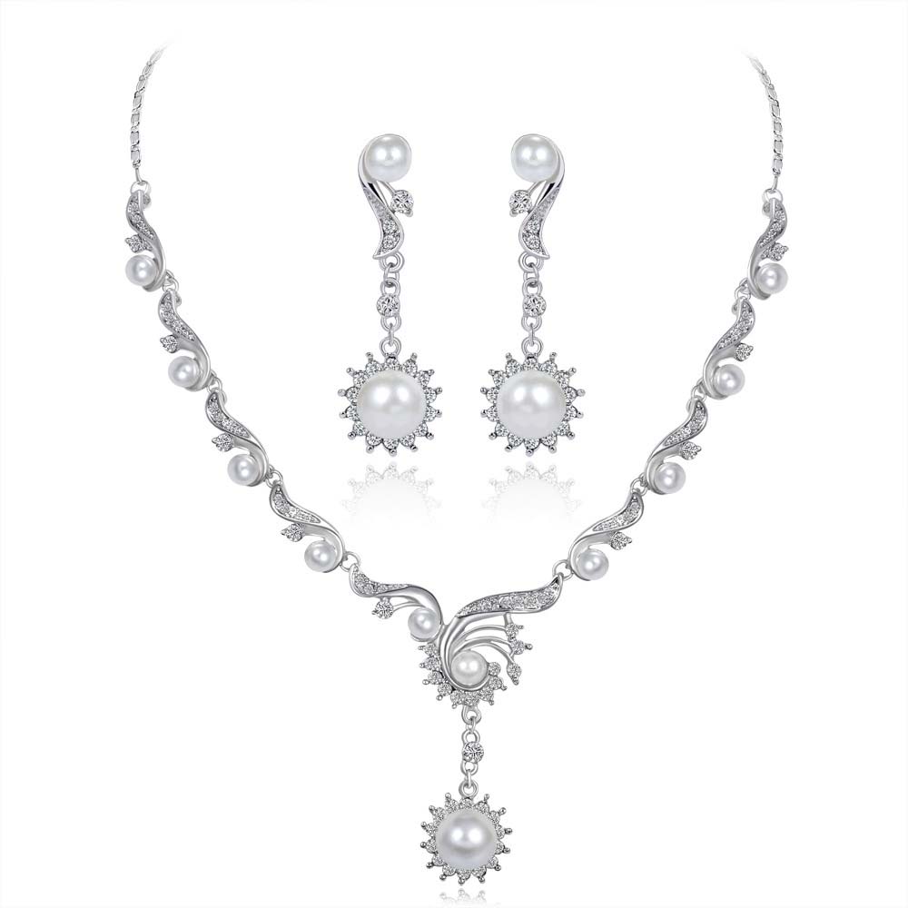 Boucles d'oreilles et collier à motif géométrique blanc argenté avec détail de perles