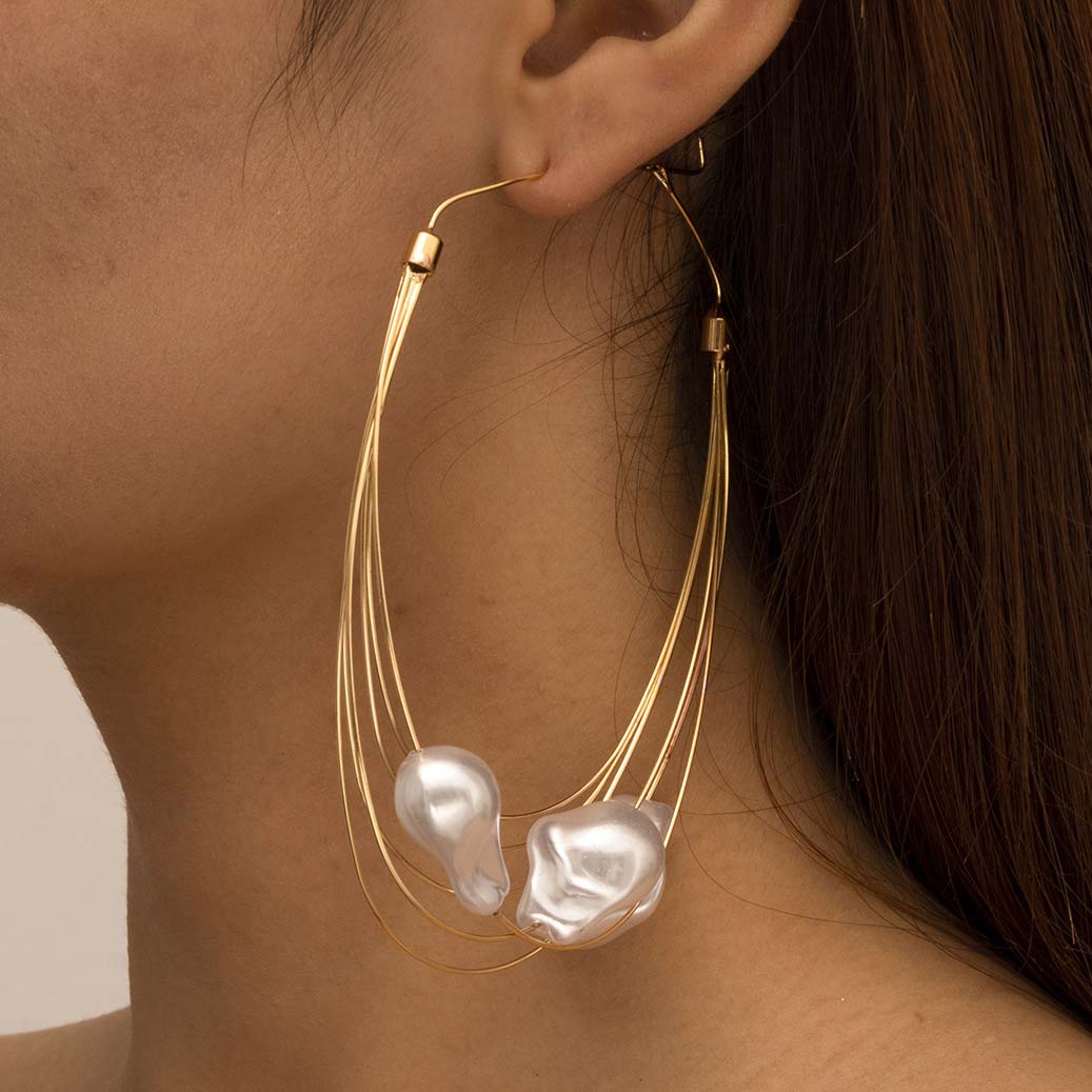 Gold jewelry,White jewelry,Contrast Color jewelry,Gold Layered Asymmetric Pearl Detail Earrings