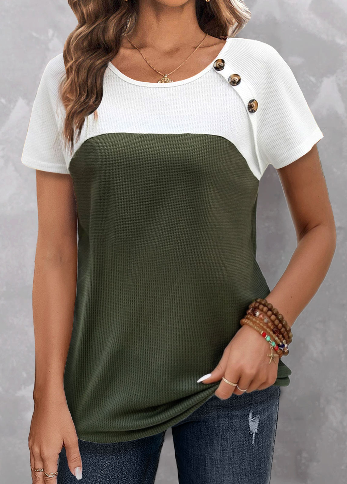 Olivgrünes Rundhals-T-Shirt mit Rotita-Knopf