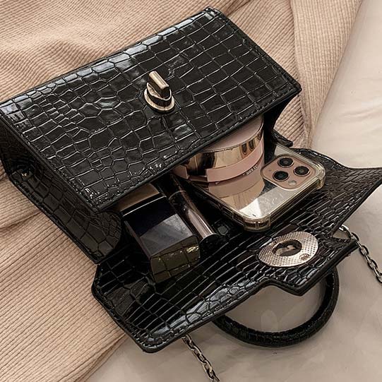 Black accessories,Plain Color accessories,Black Chains Detail Turnlock Hand Bag