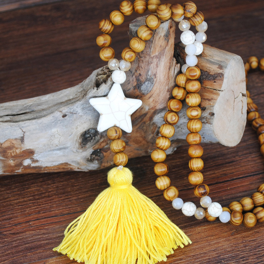 Round Wood Srar Detail Yellow Necklace