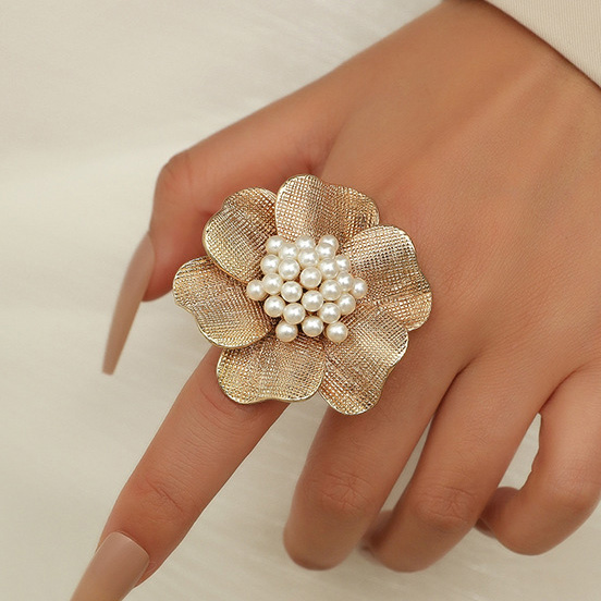 Bague champagne avec détail floral et perle