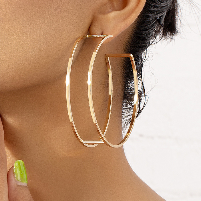 Runde Ohrringe mit goldfarbenen Metalldetails