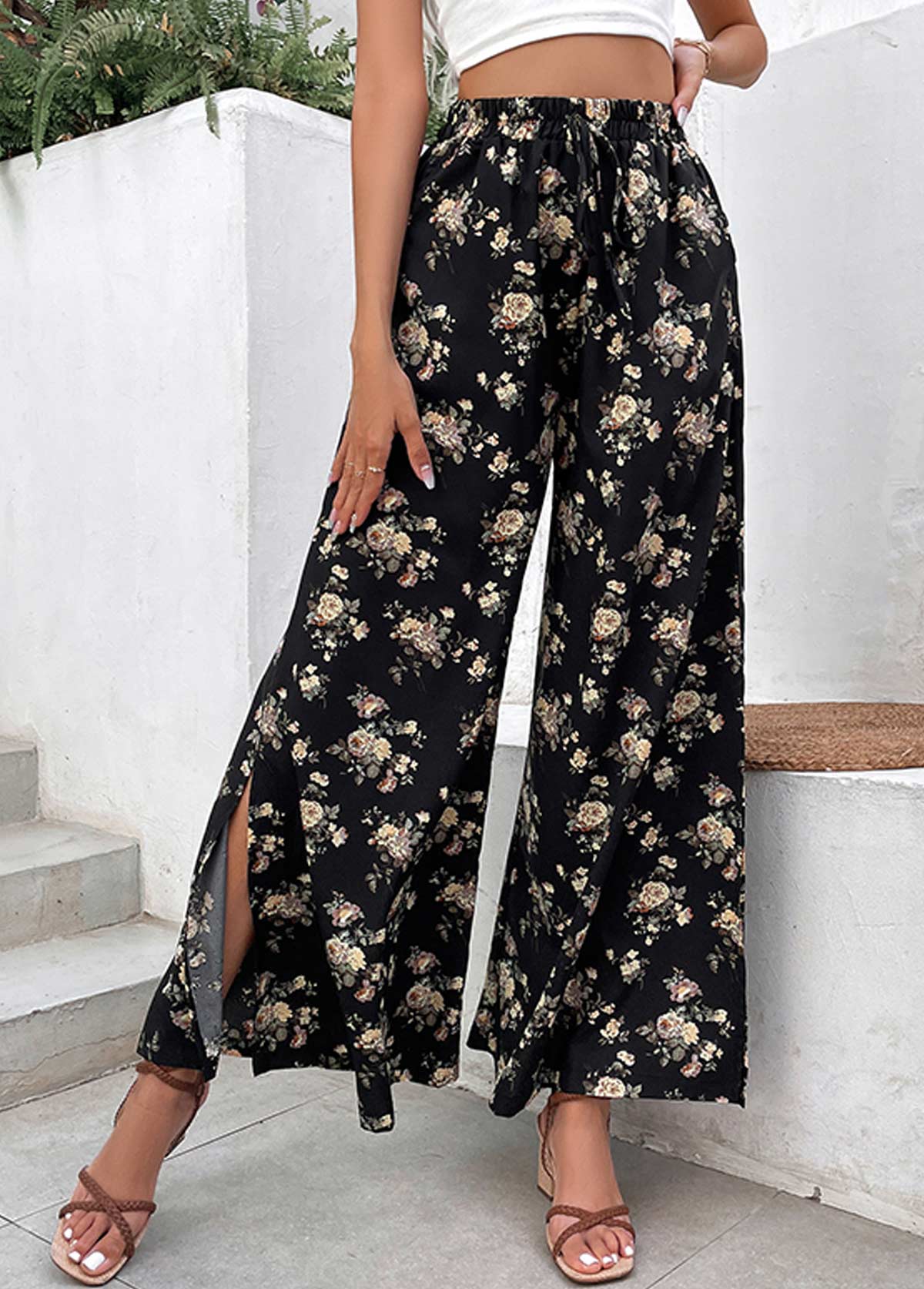 Rotita - Pantalon évasé noir à imprimé floral et petites fentes