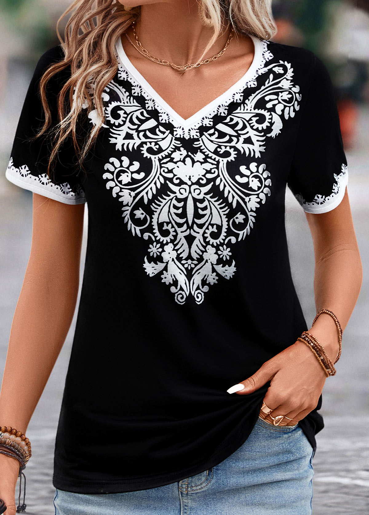 T-shirt à col en V noir à imprimé tribal patchwork