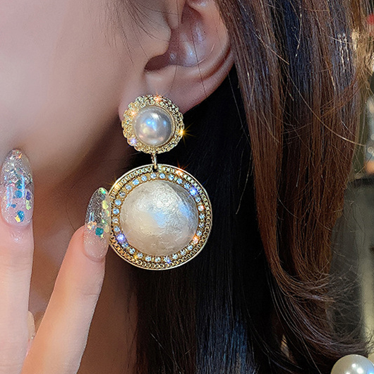 Goldene Ohrringe mit rundem Perlendetail und geometrischem Muster