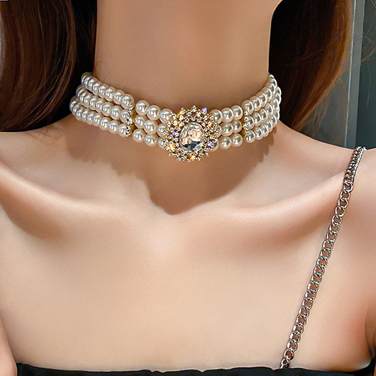 Halskette aus goldfarbenem Metall mit Perlendesign und Strassdetail