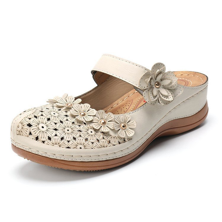 Claquettes beiges à bout rond et talon bas à fleurs