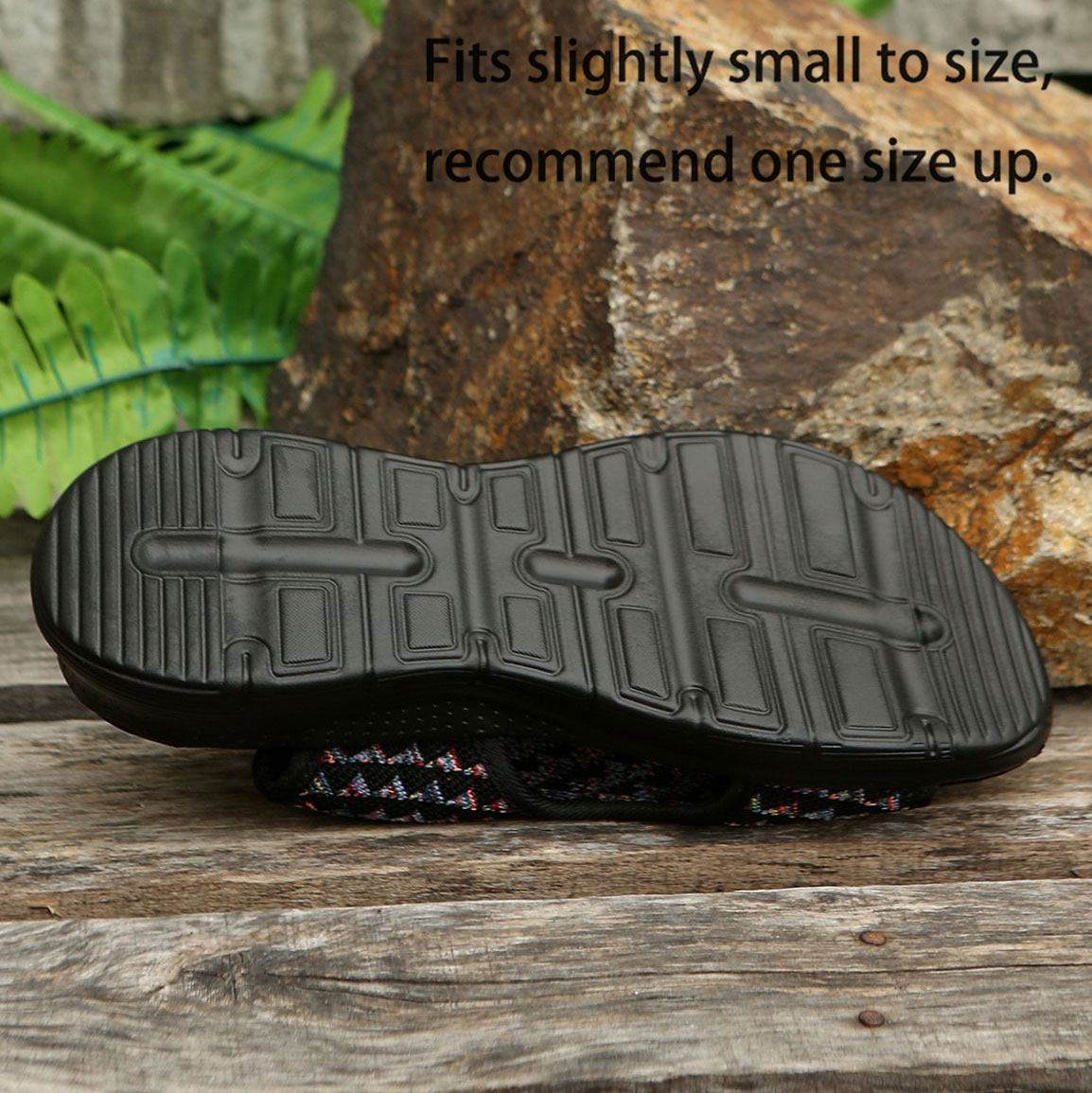 Schwarze Falt-Slipper mit offener Zehenpartie und geometrischem Aufdruck