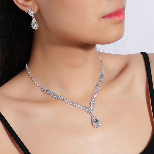 Silberweiße Halskette und Ohrringe mit Wassertropfen-Strasssteinen