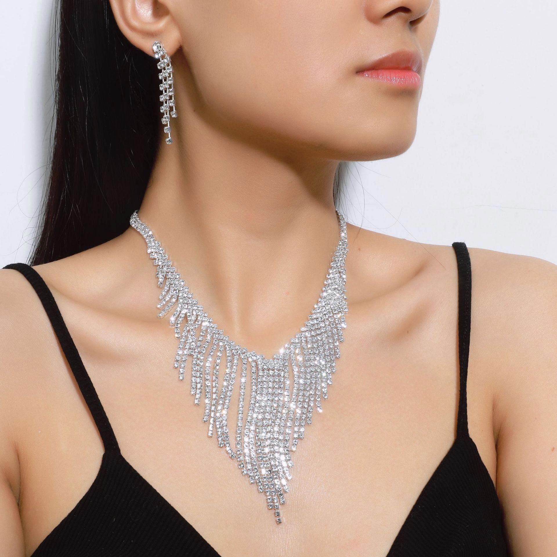 Silberweiße Halskette und Ohrringe mit Quasten-Strasssteinen
