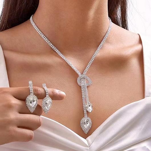 Silberweiße Halskette und Ohrringe mit Strass-Design