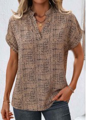 Kurzärmlige Rotita-Bluse mit geteiltem geometrischem Print in hellem Kaffeebraun