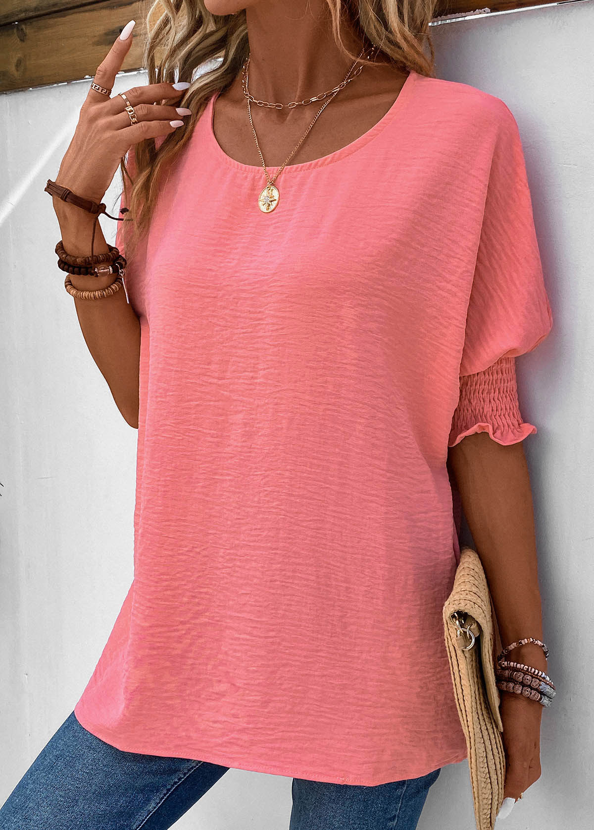 Gesmoktes rosafarbenes Rundhals-T-Shirt mit halben Ärmeln