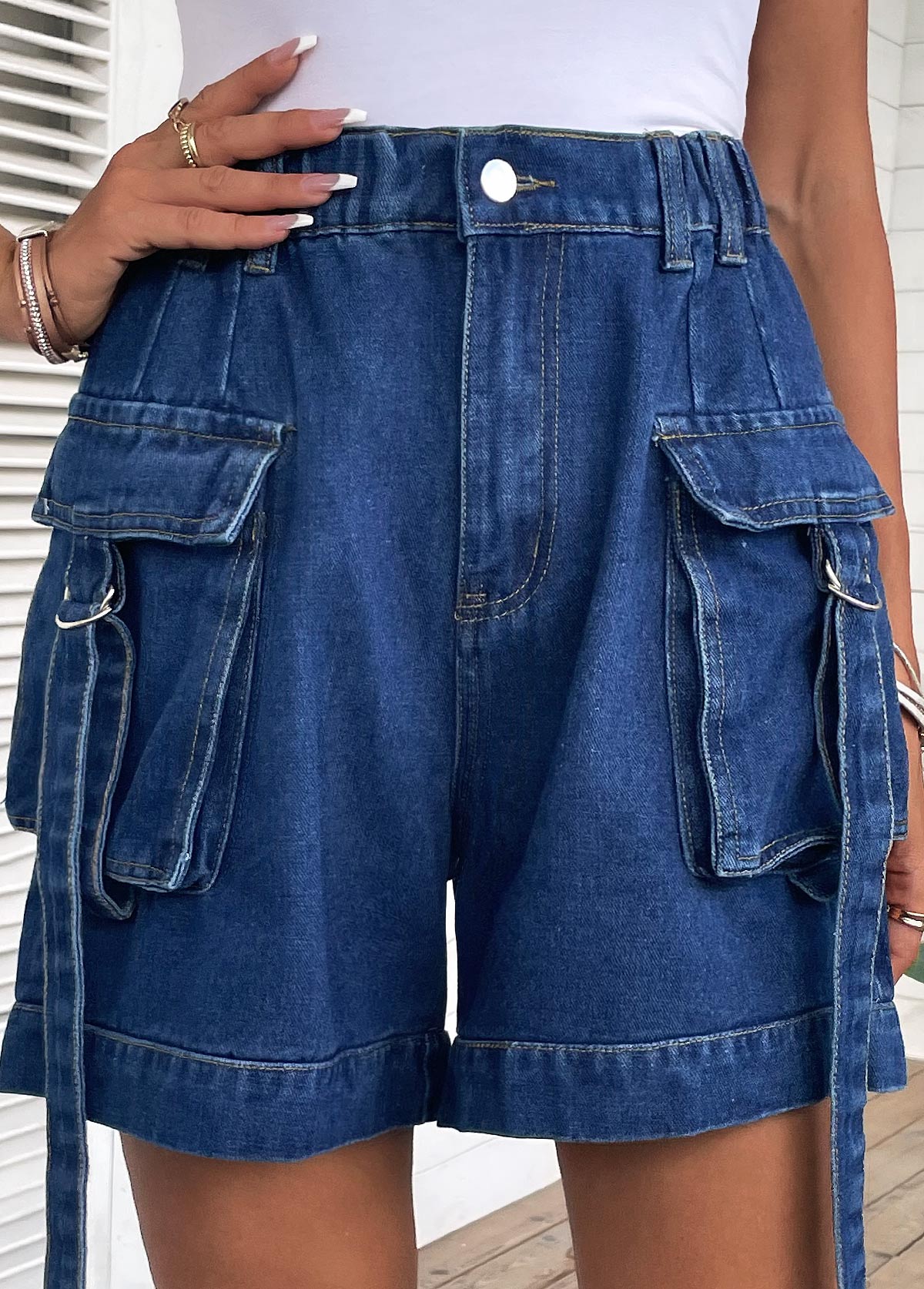Short taille haute en jean bleu à braguette boutonnée avec poche