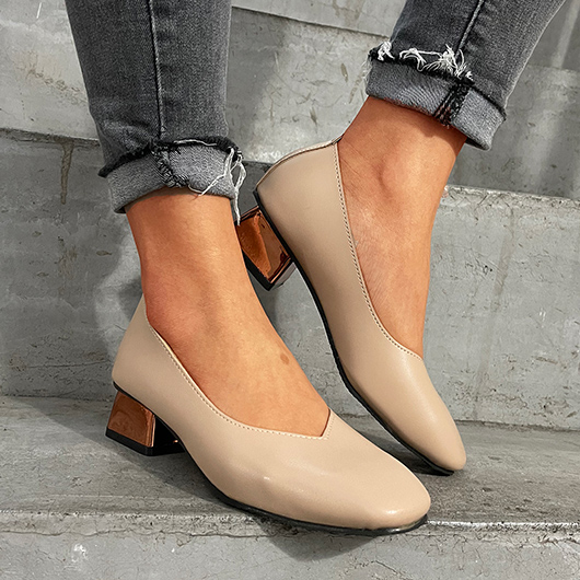 Sandales beiges à talons mi-hauts et bout fermé