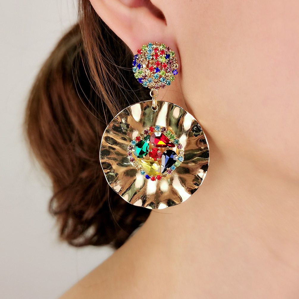 Runde Ohrringe aus mehrfarbigem goldfarbenem Metall mit Strasssteinen