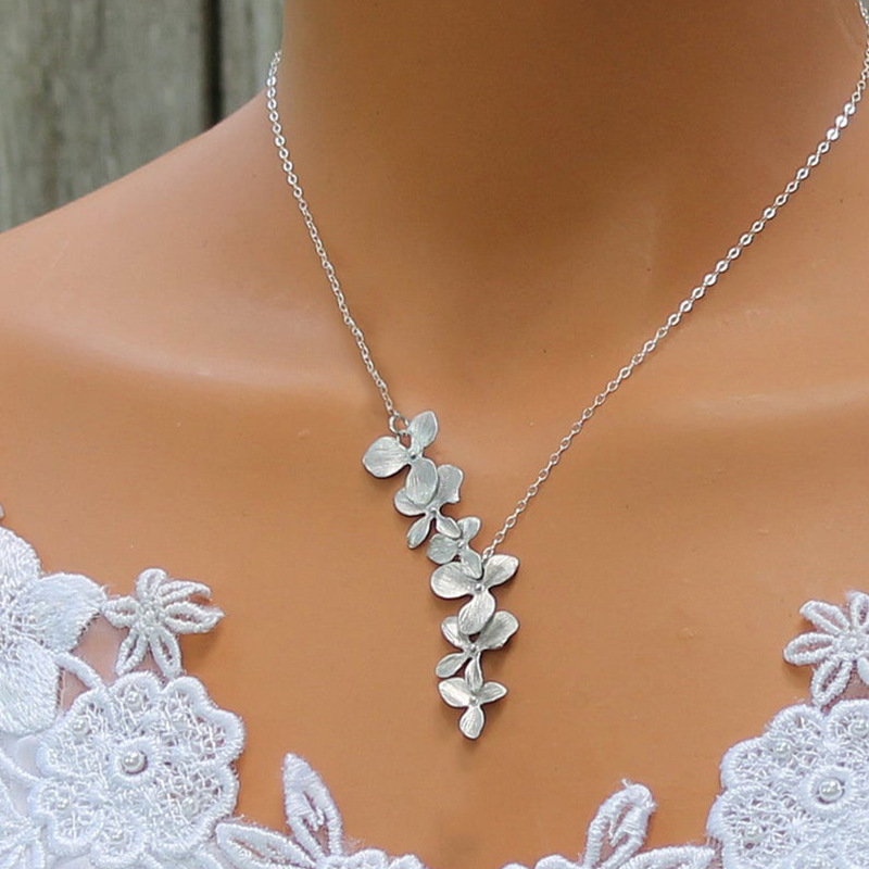 Halskette mit floralem Design und Details aus Silberlegierung
