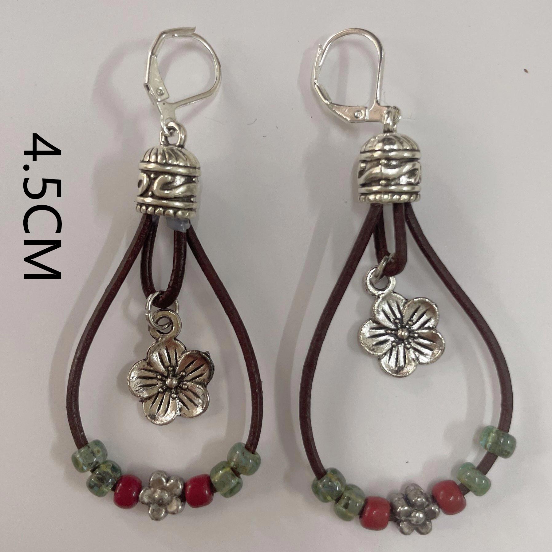 Ovale Ohrringe aus Silberlegierung mit Blumenmuster