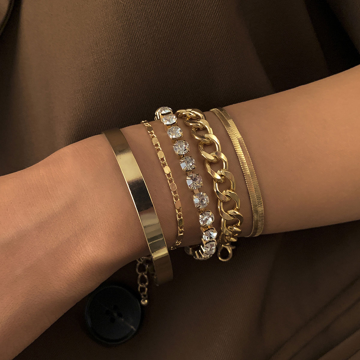 Ensemble de bracelets ronds en or avec détail en cuivre