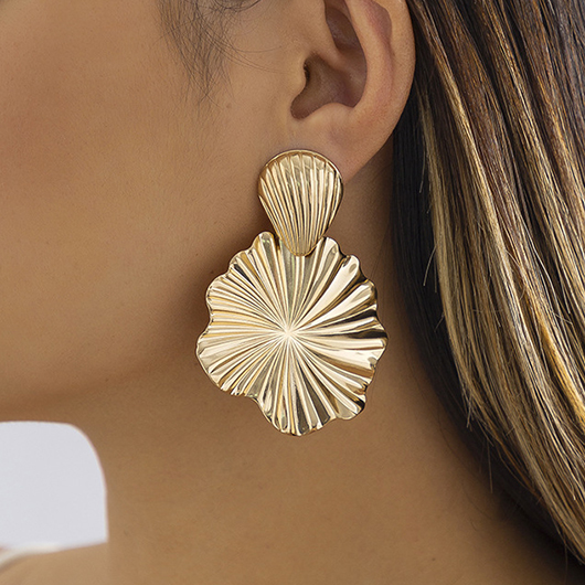 Goldene Ohrringe mit Eisendetail und Lotusblatt-Design
