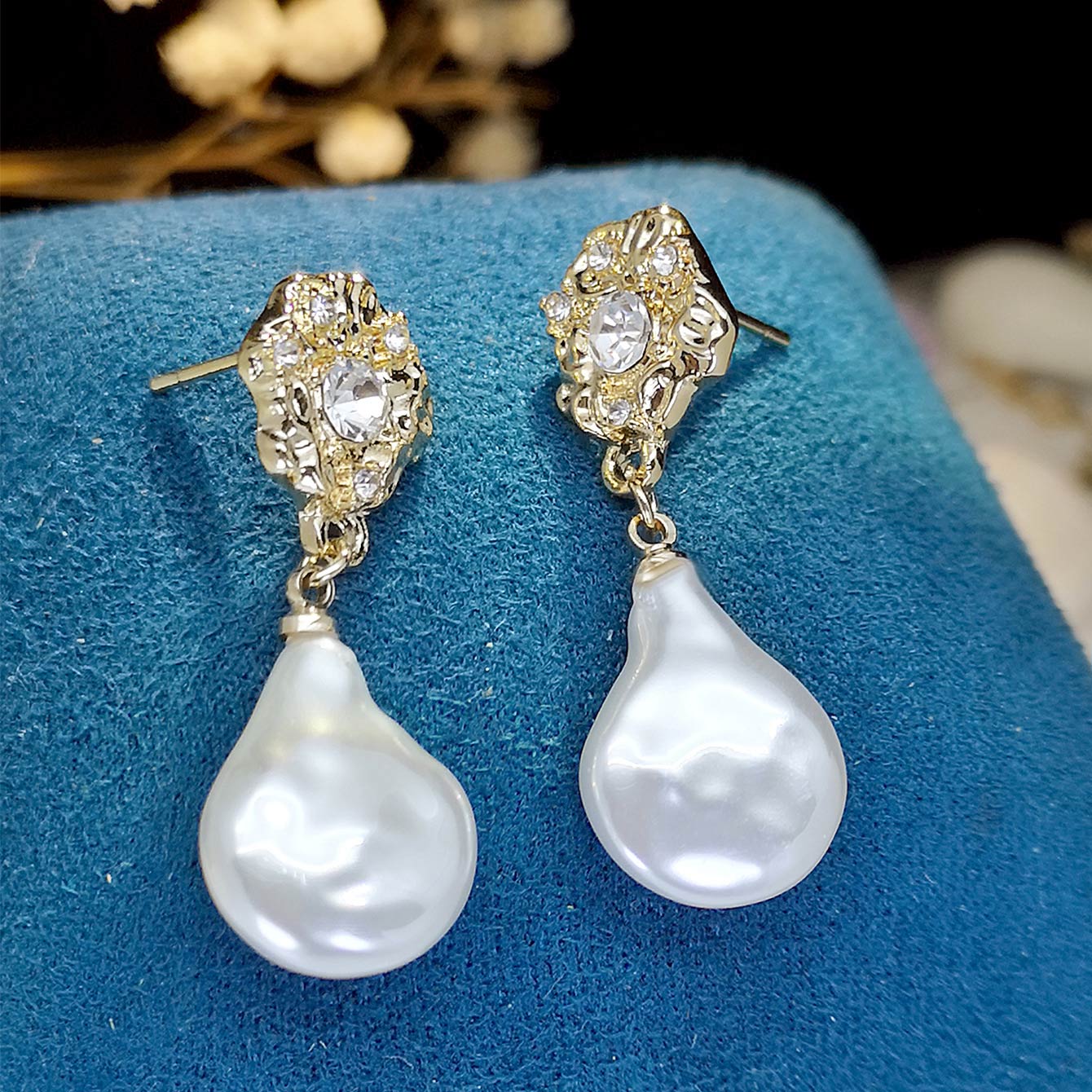 Boucles d'oreilles blanches en forme de larme avec détail de perle