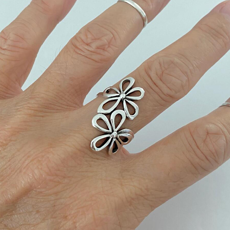 Ring aus Silberlegierung mit floralem Design