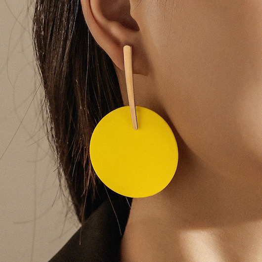 Gelbe Ohrringe mit rundem Design und Legierungsdetails