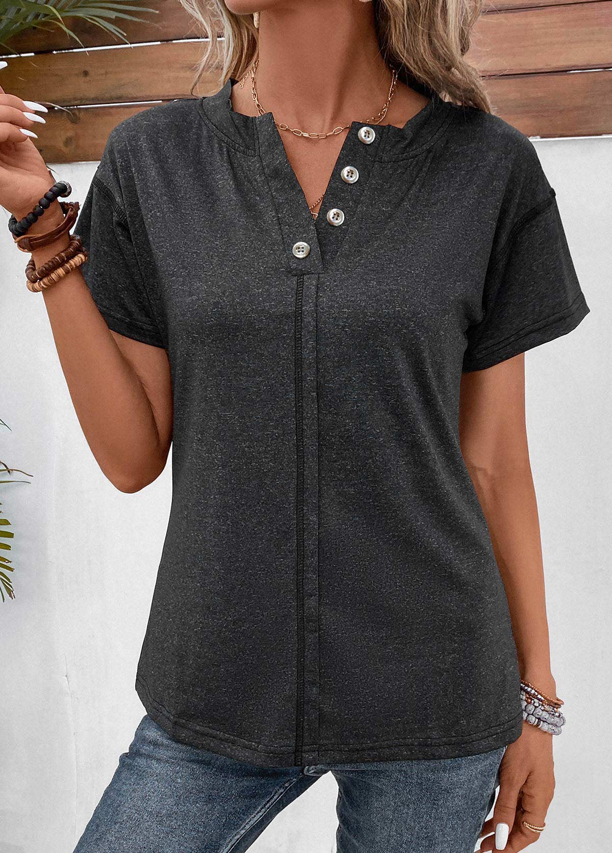 Schwarzes kurzärmliges T-Shirt mit Knopfleiste und geteiltem Ausschnitt