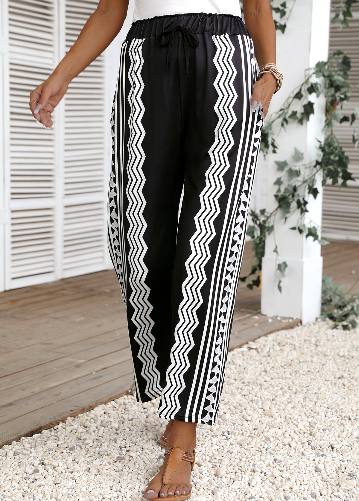 pantalon noir à taille élastique à imprimé géométrique avec poche