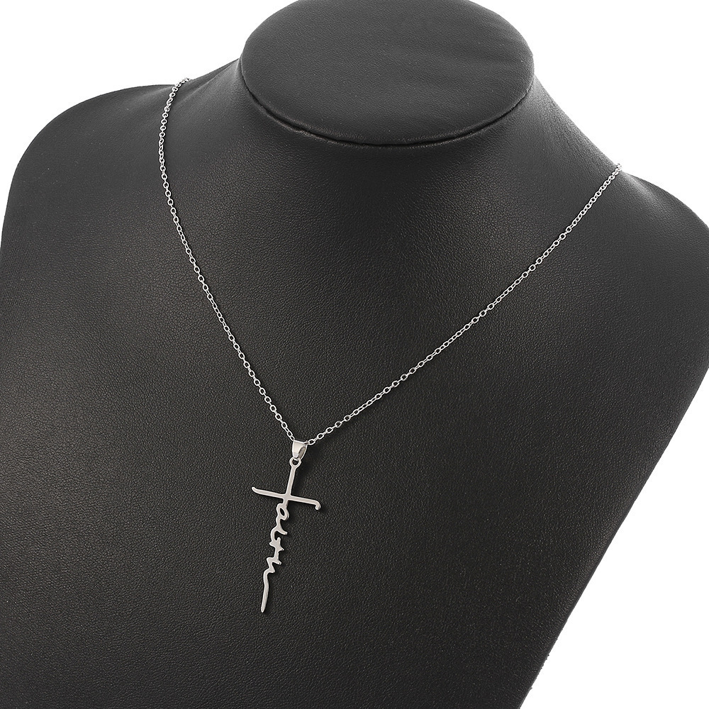 collier en alliage de métal argenté à motif croix