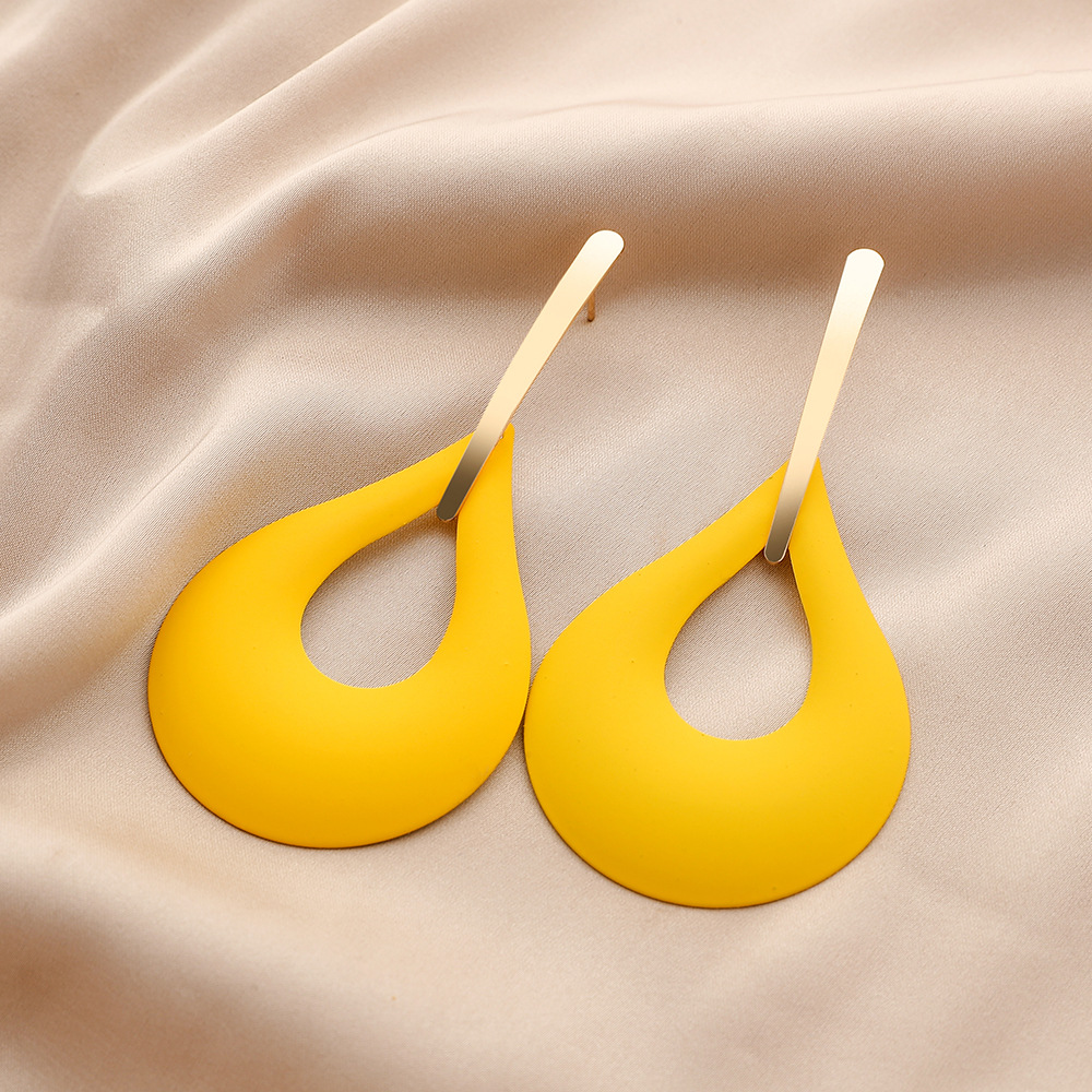 Gelbe Ohrringe mit geometrischem Design und Legierungsdetails