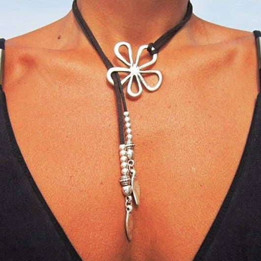 Silver Alloy Detail Floral Design Necklace