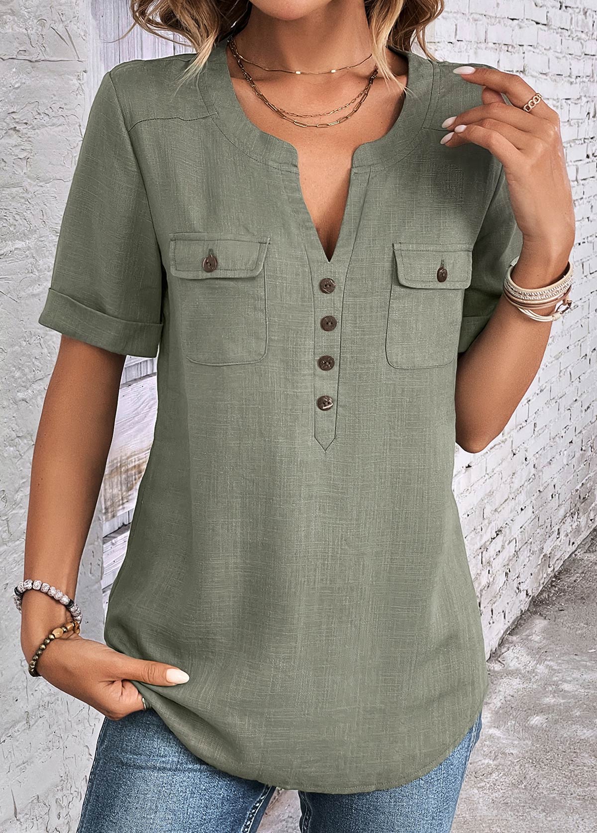 Salbeigrüne kurzärmlige Bluse mit Rotita-Knopf und geteiltem Ausschnitt