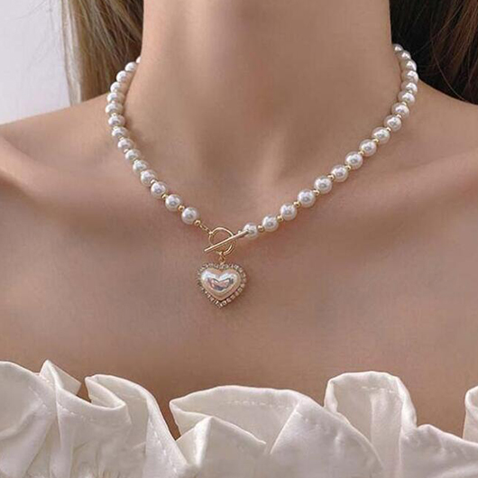 collier de perles en argent avec détails en strass en forme de cœur