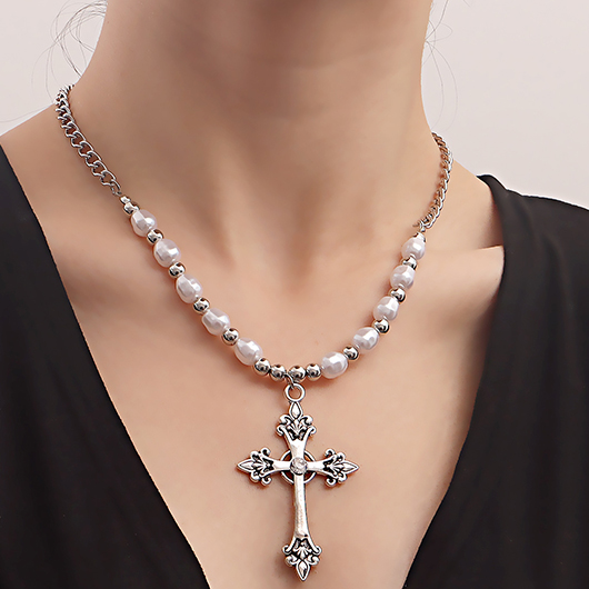 collier croix argenté avec perles blanches