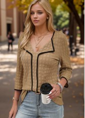 Rotita-Bluse mit Kontrasteinfassung in dunklem Kamel und V-Ausschnitt