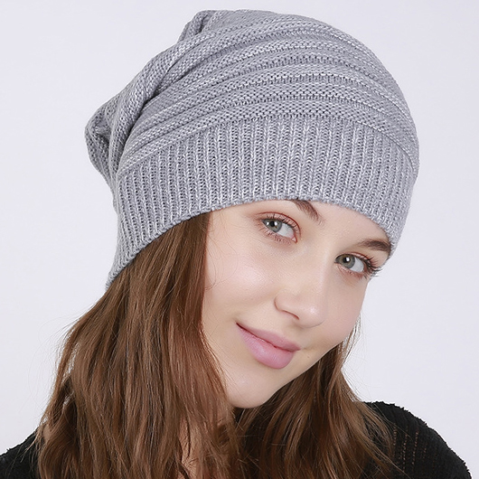 bonnet acrylique gris clair confortable