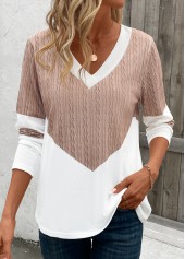 Hellkamelfarbenes T-Shirt mit Patchwork-Geometriedruck und V-Ausschnitt