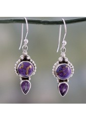 Boucles d'oreilles violettes avec détails en alliage de forage à chaud