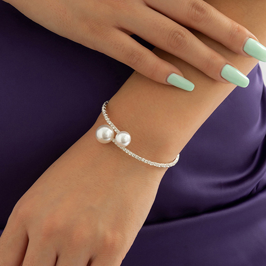 Bracelet en perles blanches argentées avec strass