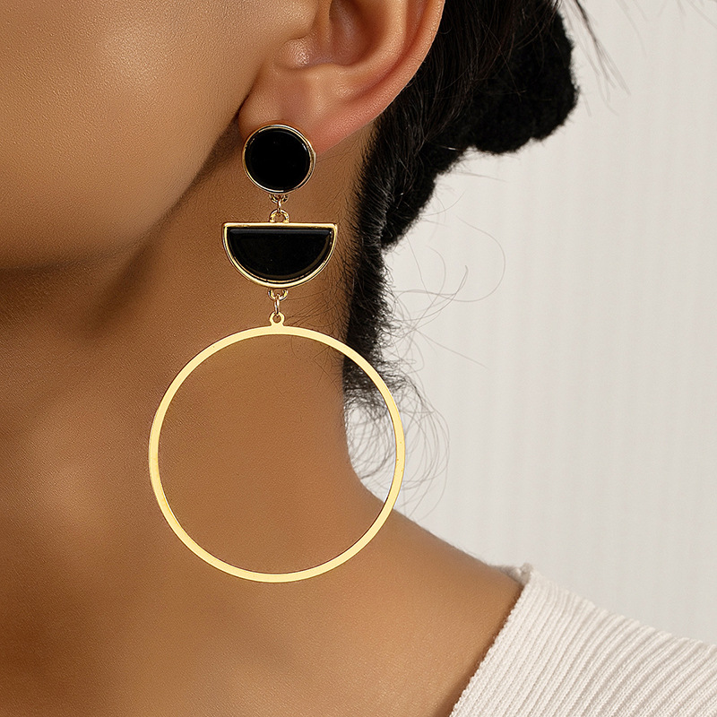 boucles d'oreilles rondes en métal doré à motif géométrique