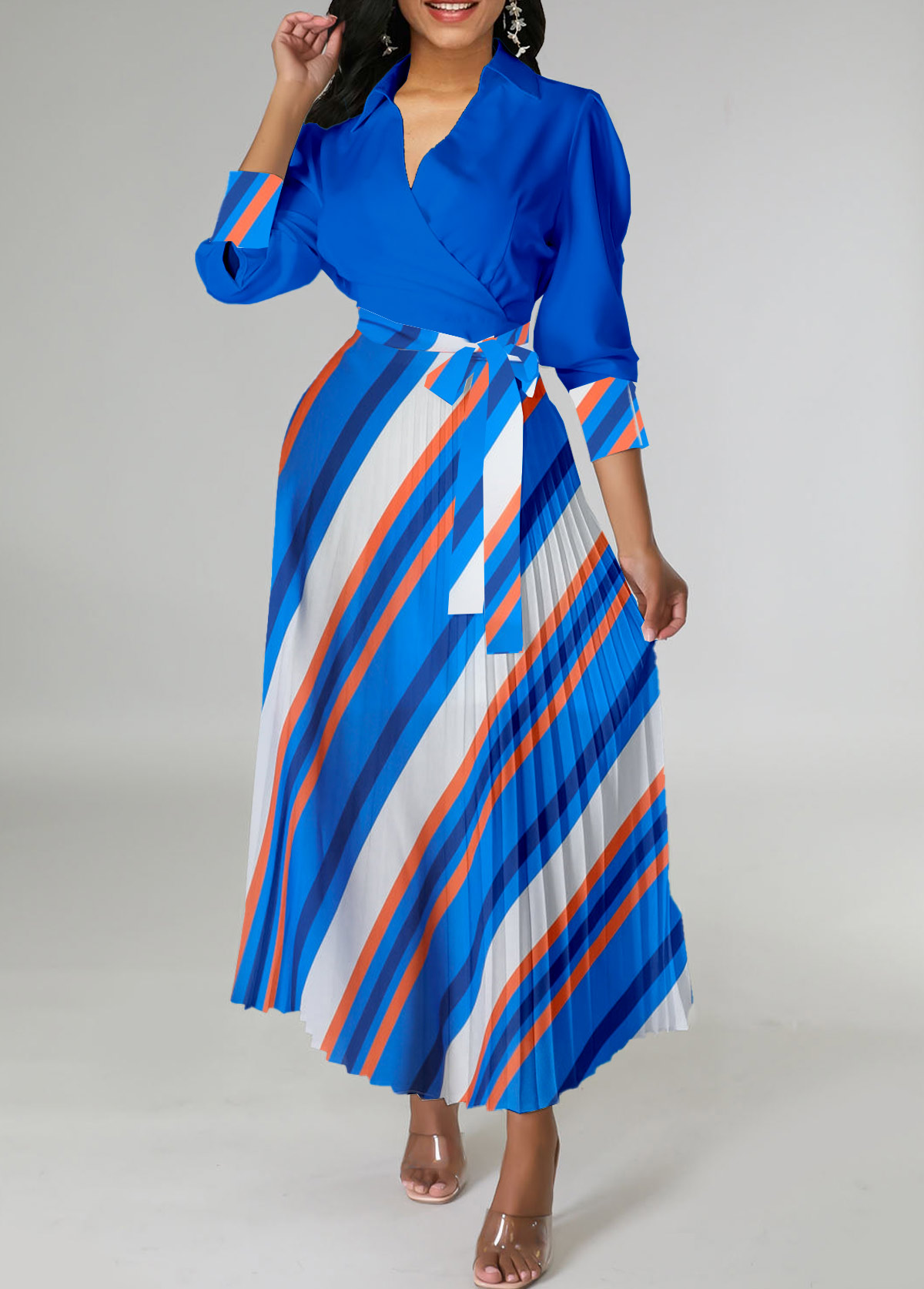 Rotita plissiertes gestreiftes königsblaues Kleid mit Kreuzkragen und Gürtel