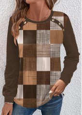 Rundhals-T-Shirt mit Rotita-Knopf und geometrischem Aufdruck in dunklem Kaffee
