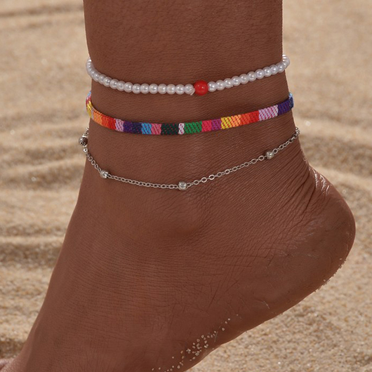 ensemble de bracelets de cheville en perles superposées blanches argentées