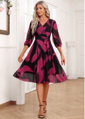 Rotita-Kleid mit mehrlagigem Graffiti-Print und schwarzem Gürtel und V-Ausschnitt