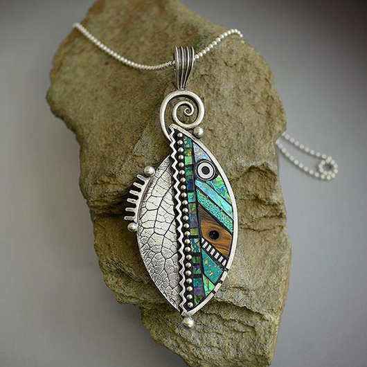 Leaf Design Green Metal Chevron Necklace