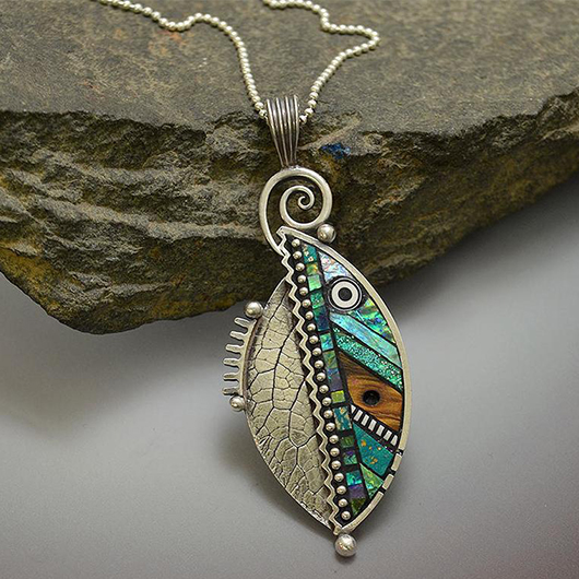 Leaf Design Green Metal Chevron Necklace